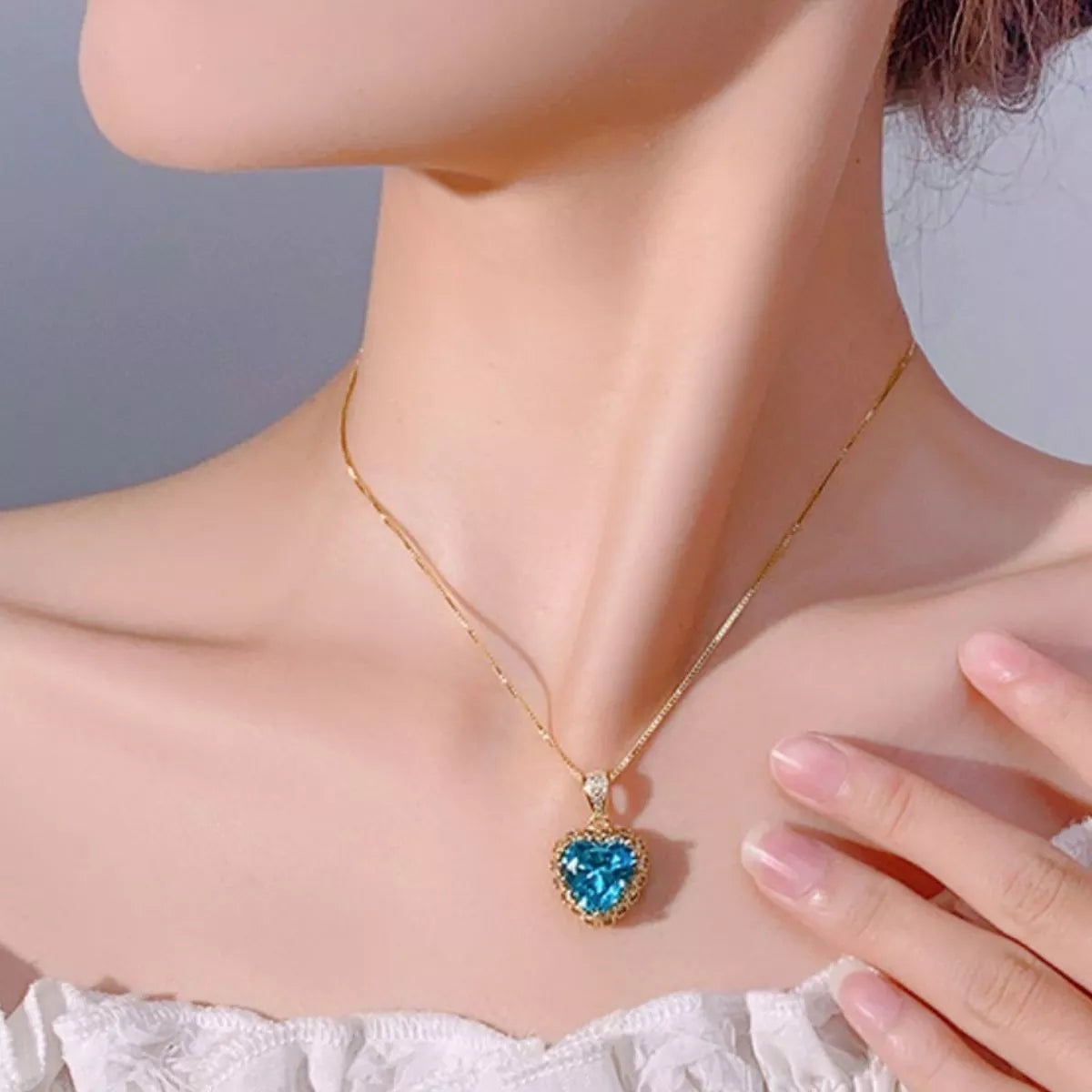 Heart-shaped blue zircon necklace with gold-plated halo and sparkling details