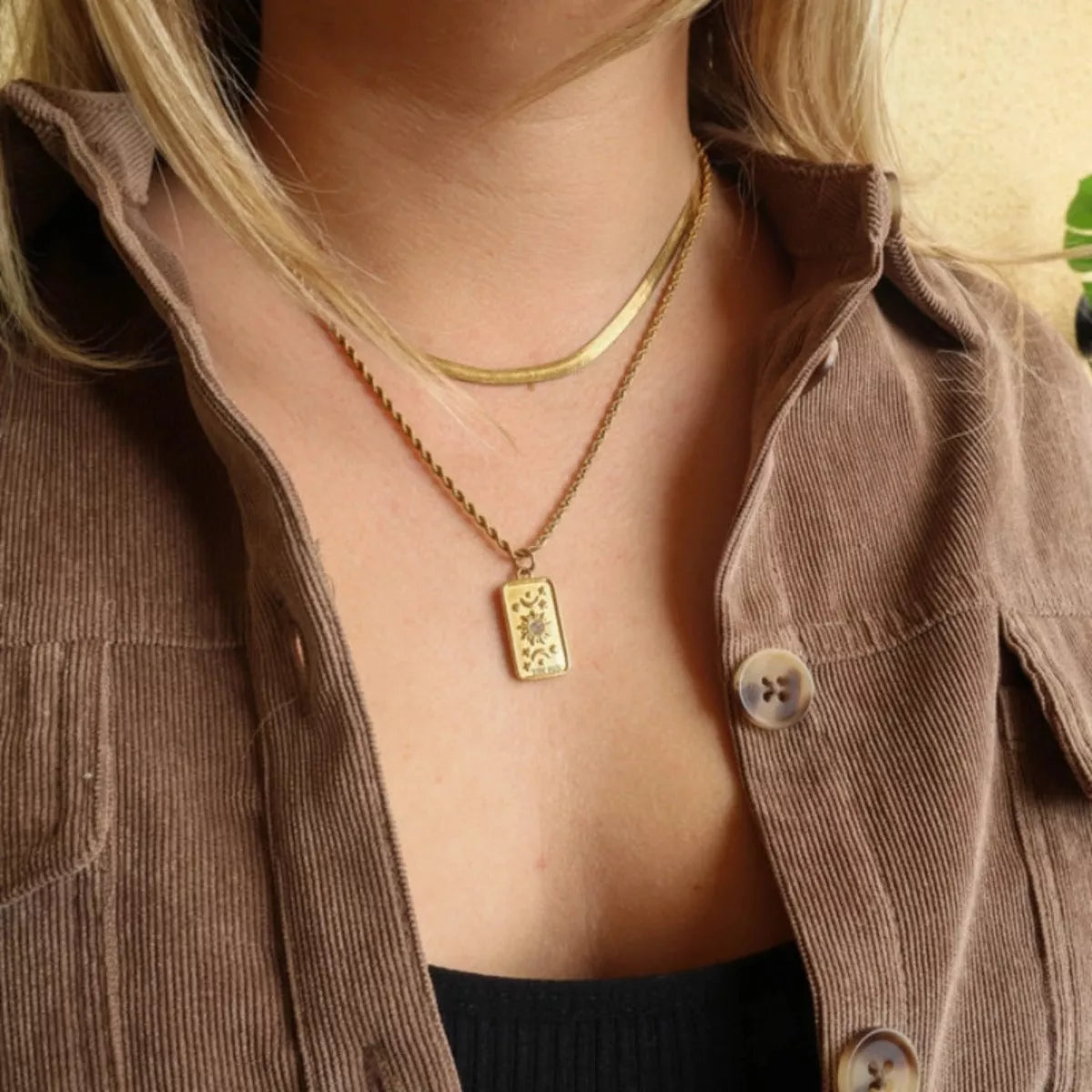 18K gold-plated tarot card necklace with radiant sun engraving – Sun design.
