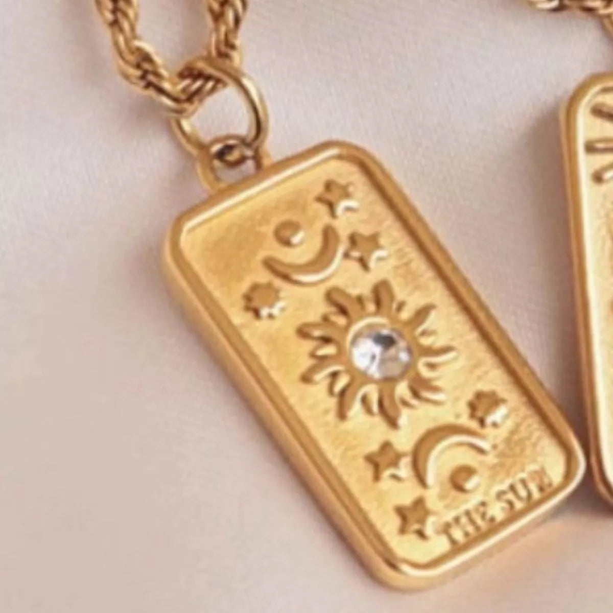 18K gold-plated tarot card necklace with radiant sun engraving – Sun design.