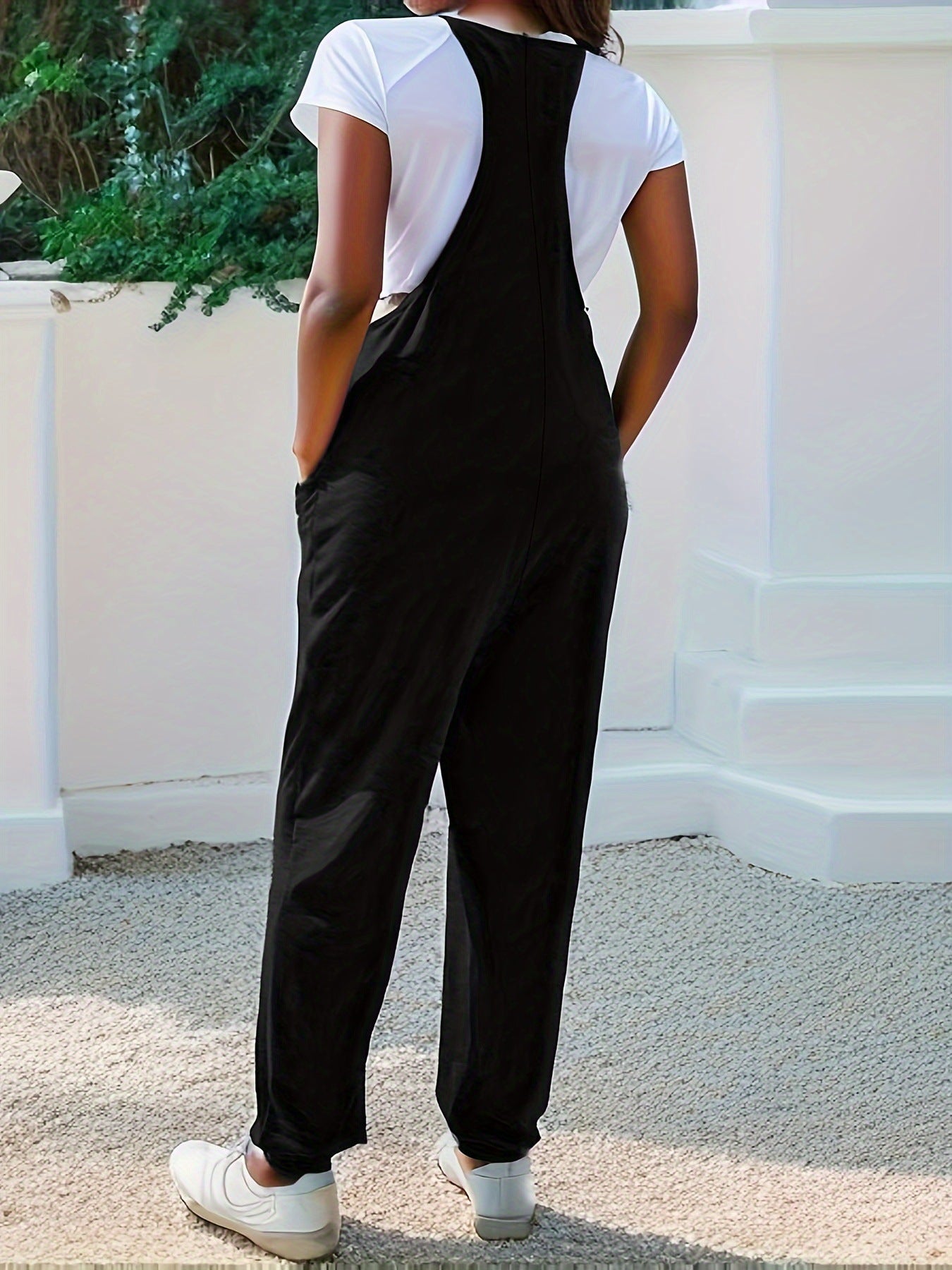 Relaxed sleeveless pocket jumpsuit with loose fit