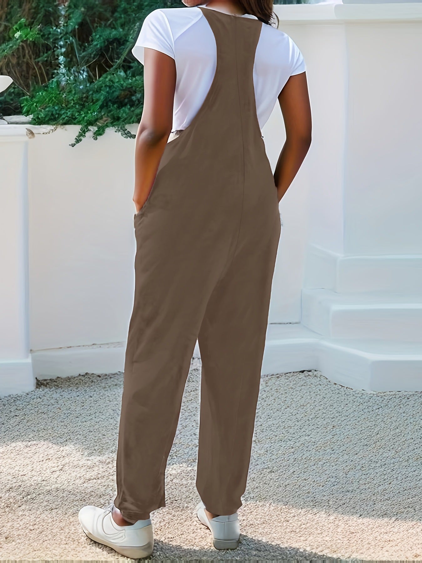 Relaxed sleeveless pocket jumpsuit with loose fit